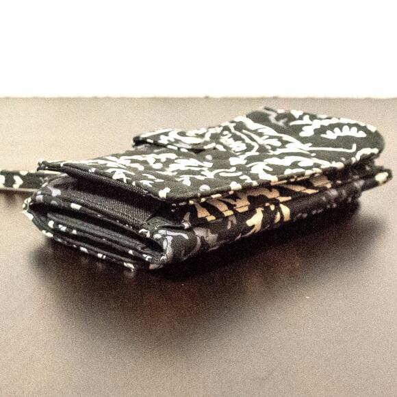 VERA BRADLEY Wallet Paisley Noir Quilted Cotton Trifold Wristlet RFID Protection - Picture 3 of 7